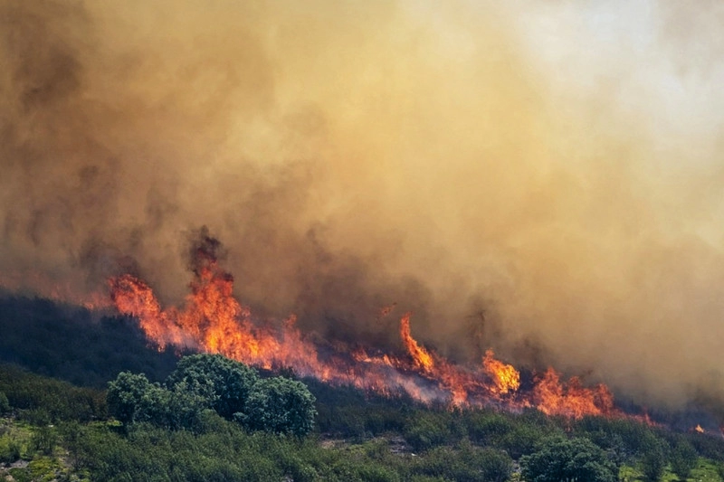 Veliki požari haraju Europom. Dvojica vatrogasaca poginula